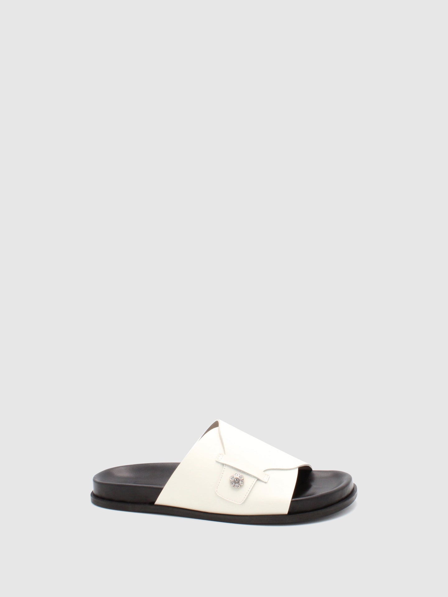 JJ Heitor Mules com Fivela Camélia White/Black