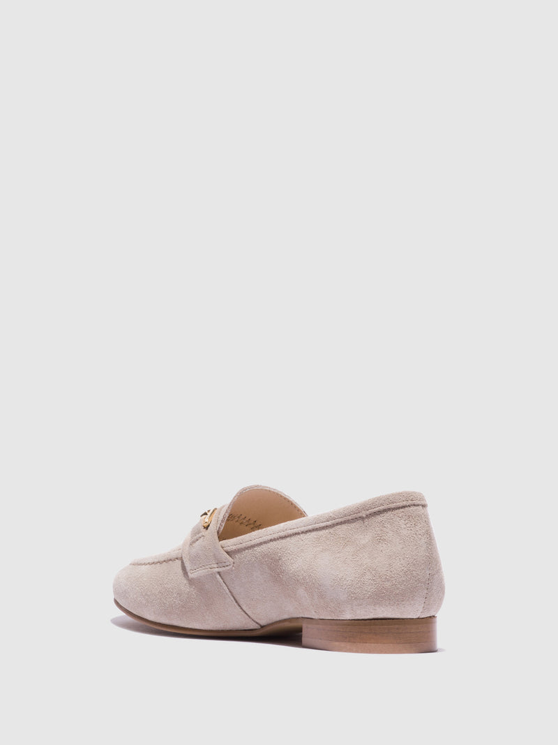Foreva Loafers com Apliques Metálicos em Taupe